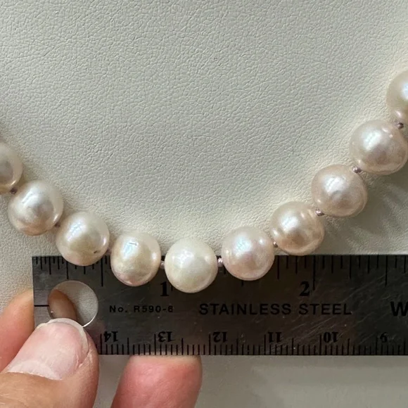 Soft PINK Pearl Necklace - Classic Elegance - Hand Knotted Strand - Picture 4 of 9